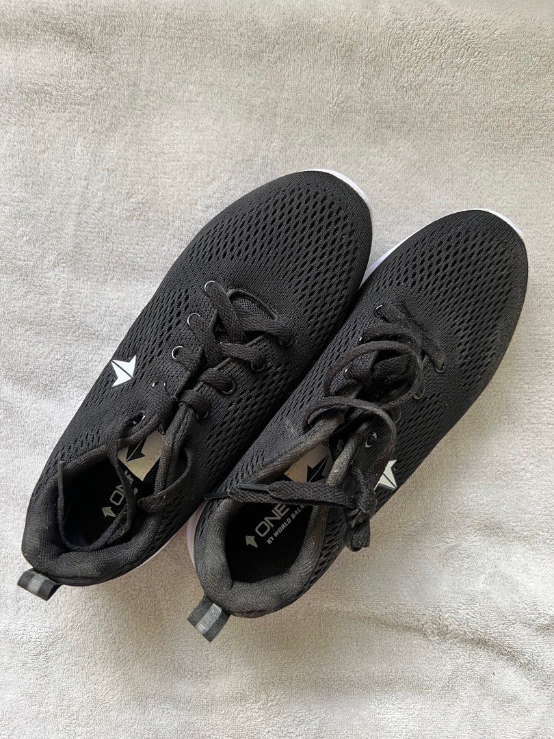 One Up by World Balance (Category: Sneakers) located in Quezon City. Submitted by alexisczarina (Listing ID 1322769919, Image 3). Description: One Up by World Balance Black EUR 38 US 8.