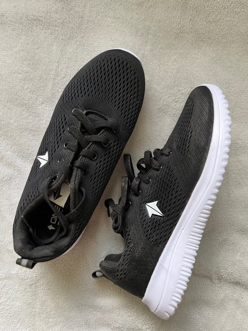 One Up by World Balance (Category: Sneakers) located in Quezon City. Submitted by alexisczarina (Listing ID 1322769919, Image 1). Description: One Up by World Balance Black EUR 38 US 8.