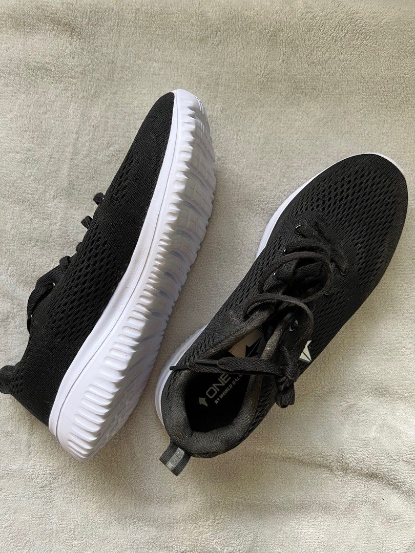 One Up by World Balance (Category: Sneakers) located in Quezon City. Submitted by alexisczarina (Listing ID 1322769919, Image 2). Description: One Up by World Balance Black EUR 38 US 8.