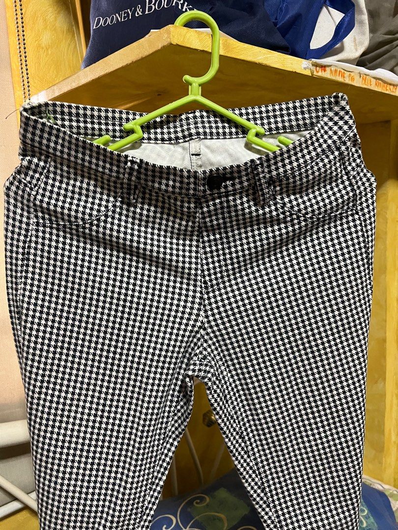 Original Uniqlo Jeggings (Category: Other Bottoms) located in Quezon City. Submitted by cprmob (Listing ID 1322739312, Image 2). Description: Original Preloved rare design Uniqlo jeggings.