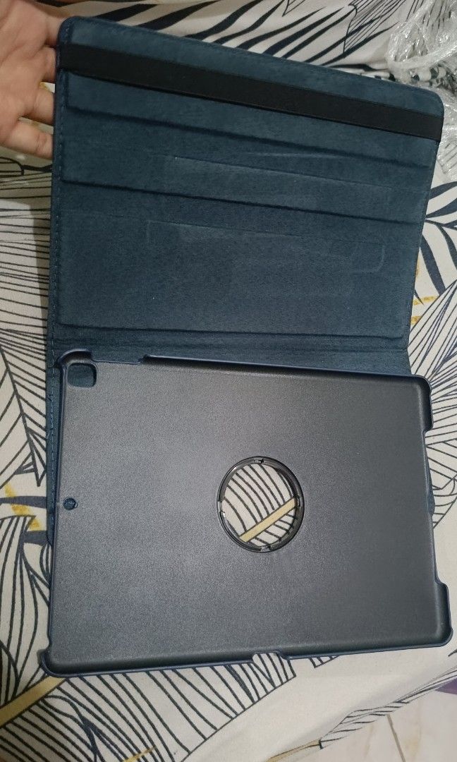 Pre-loved iPad Case (9th Gen) (Category: Cases & Sleeves) located in Quezon City. Submitted by gabade (Listing ID 1322875254, Image 2). Description: 🔲iPad 9th Generation - Case color: navy blue size: see pics for details rfs: decluttering.