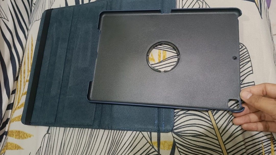 Pre-loved iPad Case (9th Gen) (Category: Cases & Sleeves) located in Quezon City. Submitted by gabade (Listing ID 1322875254, Image 3). Description: 🔲iPad 9th Generation - Case color: navy blue size: see pics for details rfs: decluttering.