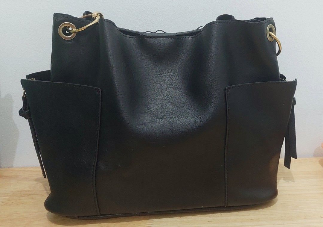 Steve Maiden Leather bag (Category: Shoulder Bags) located in Quezon City. Submitted by letsdecluttermanila (Listing ID 1322875585, Image 2). Description: barely used very chic..sold as is.
