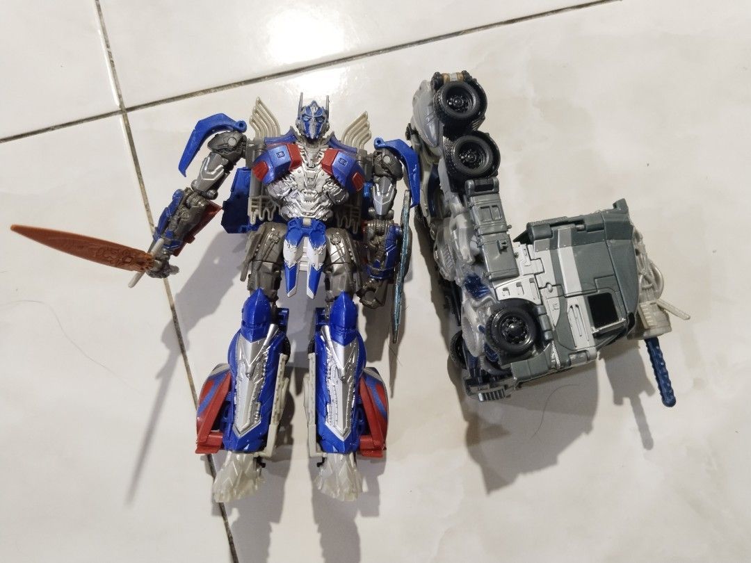Transformers Set (Category: Action & Battle Toys) located in Pauh. Submitted by megatron545 (Listing ID 1322864114, Image 1). Description: Voyager each 70 Deluxe each 50 buy all 250 pos dfod.