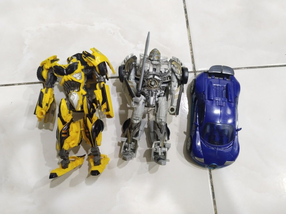 Transformers Set (Category: Action & Battle Toys) located in Pauh. Submitted by megatron545 (Listing ID 1322864114, Image 2). Description: Voyager each 70 Deluxe each 50 buy all 250 pos dfod.