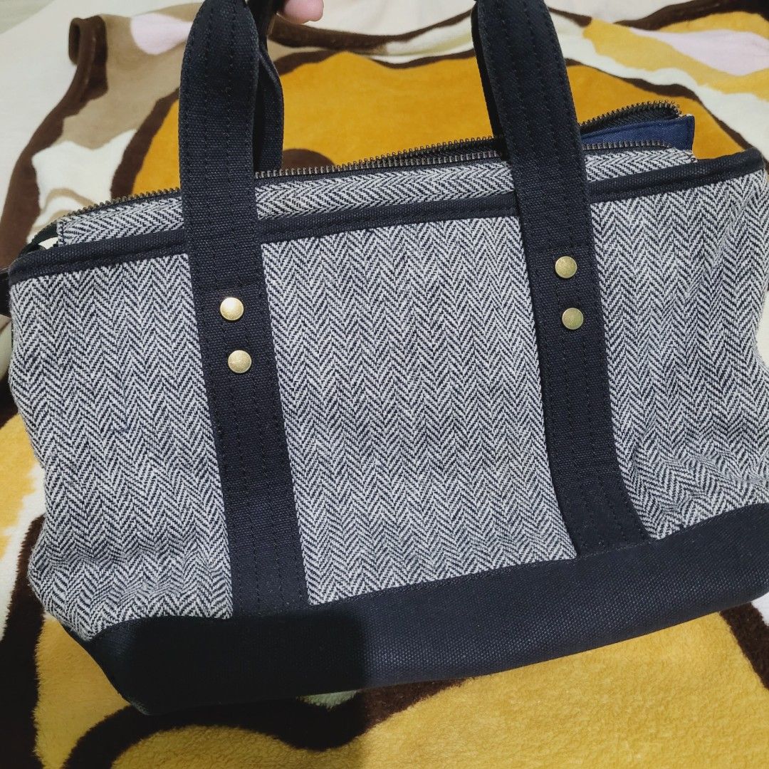 US POLO ASSN Shoulder Bag (Category: Shoulder Bags) located in Lapu Lapu. Submitted by snuggleplushph (Listing ID 1322843628, Image 3). Description: ✨️ Country of Origin - Japan 🇯🇵 ✨️ Good condition, pls see photo for minimal flaws ✨️ color is DARKER in person than the actual pic 📩Msg for bundle deals or other infos 📍Location: Mactan Cebu, Philippines 📦Shipping Options: Flash Express, J&T Express, LBC 📌 Shop Reminders • 24 hours to settle p