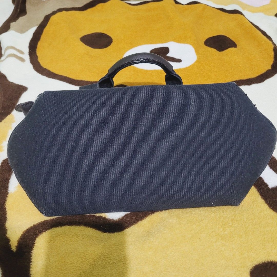 US POLO ASSN Shoulder Bag (Category: Shoulder Bags) located in Lapu Lapu. Submitted by snuggleplushph (Listing ID 1322843628, Image 2). Description: ✨️ Country of Origin - Japan 🇯🇵 ✨️ Good condition, pls see photo for minimal flaws ✨️ color is DARKER in person than the actual pic 📩Msg for bundle deals or other infos 📍Location: Mactan Cebu, Philippines 📦Shipping Options: Flash Express, J&T Express, LBC 📌 Shop Reminders • 24 hours to settle p