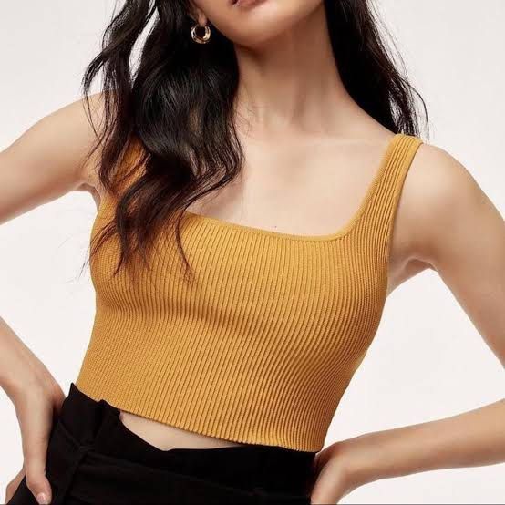ARITZIA BABATON Sculpt Knit Squareneck Top (Category: Sleeveless) located in Davao. Submitted by notsiobs (Listing ID 1322918460, Image 3). Description: Prettyyy colour sold out on the website. Super flattering. From the site: We get it. You guys love this fabric. An Everyday Luxury essential loved for its universally flattering fit, this is a cropped tank with a double square neckline and fully fashioned construction. It’s made with Sculpt Knit 