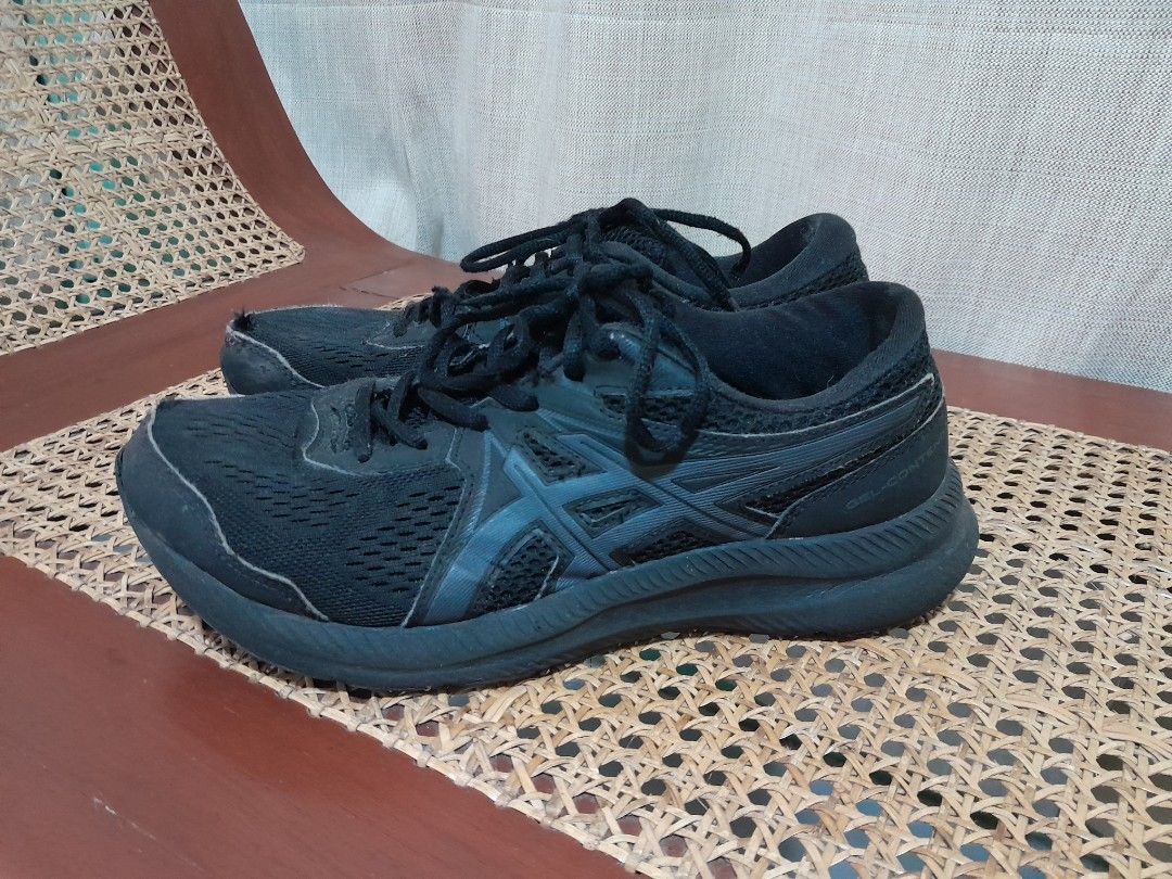 ASICS Gel-Contend 7 Rubber Shoes (Category: Sneakers) located in Makati City. Submitted by closet_stuff (Listing ID 1322931933, Image 1). Description: ASICS Gel Contend Rubber Shoes BLACK Size: US 7 / UK 6 NO Box Very comfortable SELLING LOW due shoes show signs of usage (slightly negotiable) ISSUE: with hole - needs repair (pls refer to last photo) lace may be replaced BPI or GCash payment.