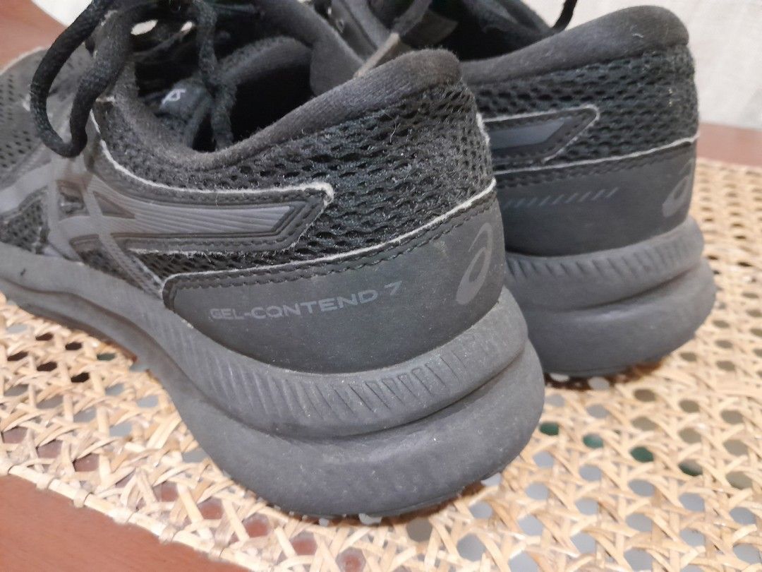 ASICS Gel-Contend 7 Rubber Shoes (Category: Sneakers) located in Makati City. Submitted by closet_stuff (Listing ID 1322931933, Image 2). Description: ASICS Gel Contend Rubber Shoes BLACK Size: US 7 / UK 6 NO Box Very comfortable SELLING LOW due shoes show signs of usage (slightly negotiable) ISSUE: with hole - needs repair (pls refer to last photo) lace may be replaced BPI or GCash payment.