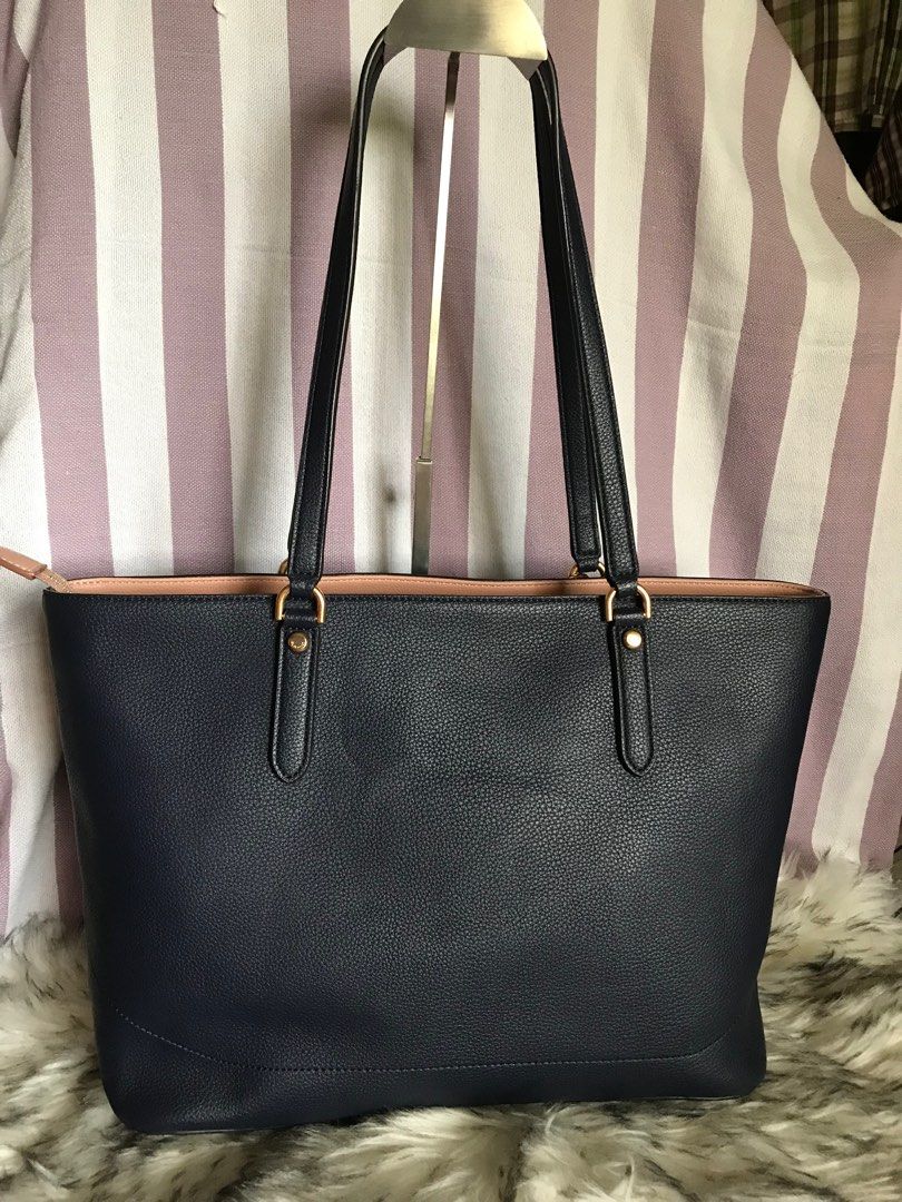 Beanpole Tote Bag (Category: Luxury Bags & Wallets) located in Muntinlupa City. Submitted by rina.rina3 (Listing ID 1322931793, Image 2). Description: Like new dark blue Beanpole tote bag Sourced from Korea Very excellent leather and gold hardwares Rivets and bay charm have Beanpole engravings Bag dimensions all in inches, LXWXH 17in x 6in x 10.5 Bag total height including handles is 21in Slightly negotiable Buyer to shoulder shipping fee .