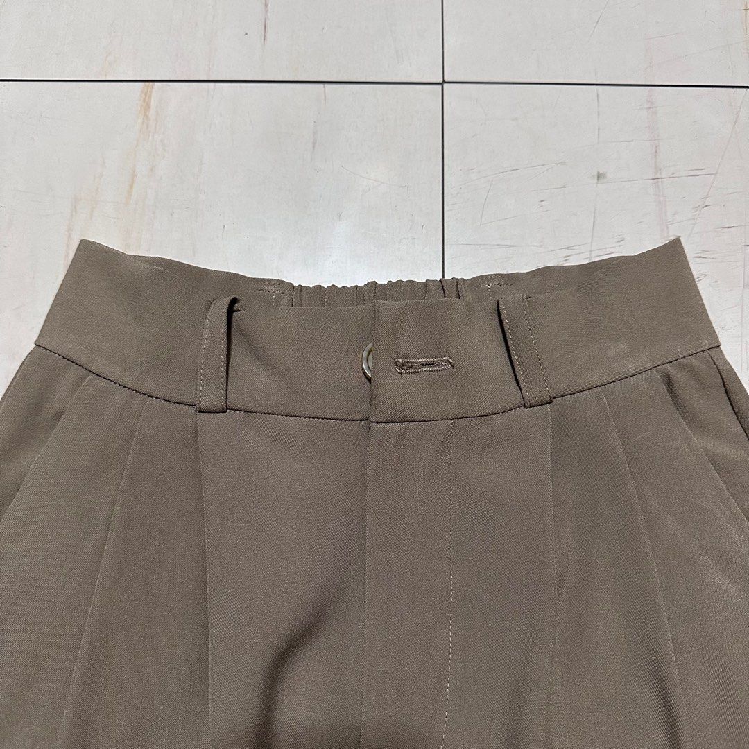Brown High-Waisted Pleated Pants (Category: Other Bottoms) located in Manila. Submitted by catchim (Listing ID 1322979172, Image 1). Description: Preloved pants 🤎 NO ISSUES. Good condition Free Size L: 39.5” W: 13” Note: measurements are done laid flat PM for more details!.