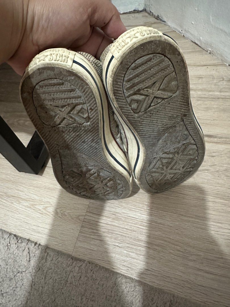 Converse shoes (Category: Sneakers) located in Manila. Submitted by bajec (Listing ID 1323027598, Image 2). Description: Selling my converse shoes, size US 7 womens. Needs cleaning. Rfs : decluttering .