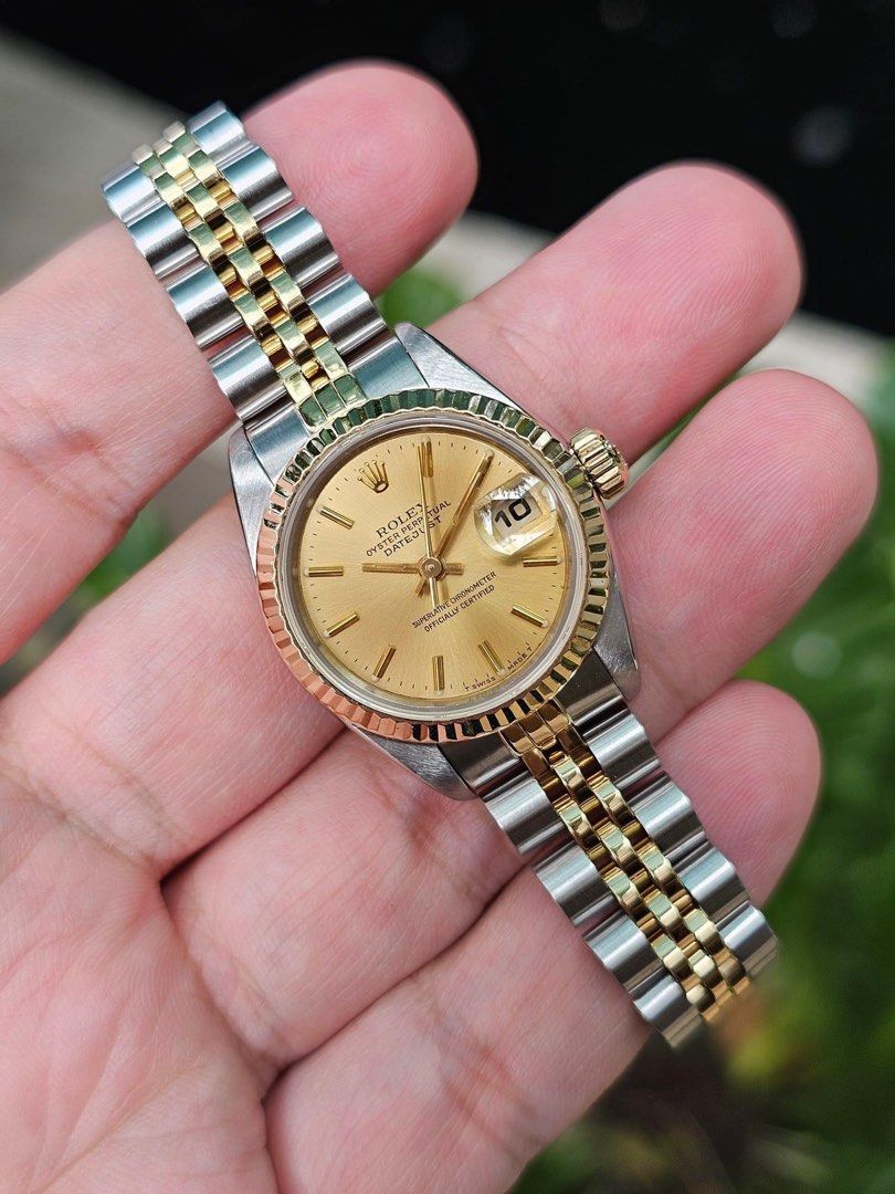 Datejust 26 69173 sapphire Crystal (Category: Luxury Watches) located in Quezon City. Submitted by jhaediah (Listing ID 1322937510, Image 1). Description: Saleeeee 1st to dp gets it ⚠️⚠️⚠️ Datejust 26 69173 sapphire Crystal Comes watch, presentation box and verification papers ✅️.