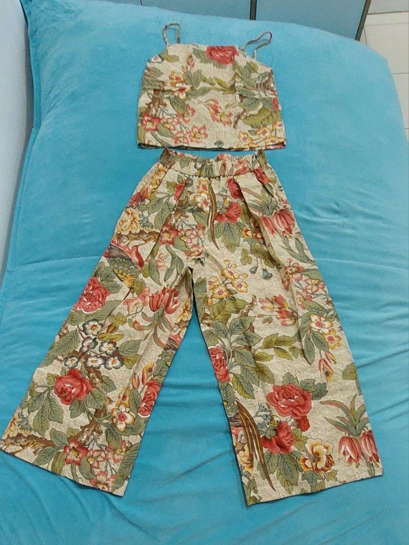 Floral Coord (Category: Sets or Coordinates) located in Quezon City. Submitted by letsdecluttermanila (Listing ID 1322946719, Image 2). Description: super cute in actual maganda ang tela high quality bought this for 1400 before.