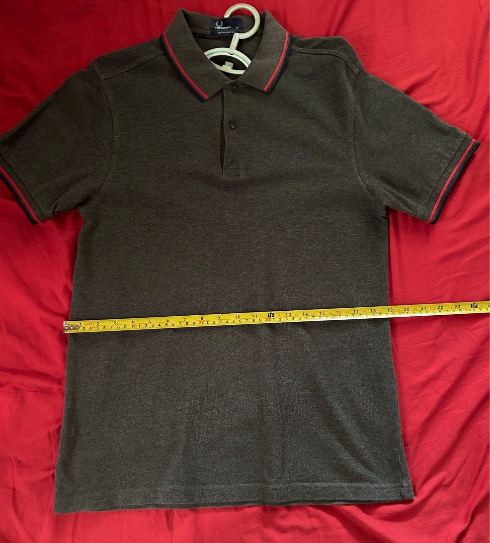 FRED PERRY POLO SHIRT (original) (Category: Tshirts & Polo Shirts ) located in San Ildefonso. Submitted by PatchAdamss (Listing ID 1322959603, Image 2). Description: FRED PERRY POLO SHIRT (original) Black No stain No holes 9.5/10 condition.