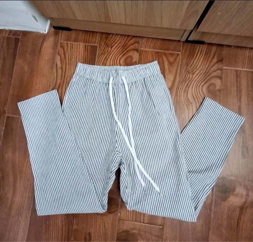 GU Pants (Category: Other Bottoms) located in Dasmarinas. Submitted by mnqstuff (Listing ID 1323072864, Image 1). Description: Bought from another carouseller. Super pretty!!! Sadly, it doesn’t fit me 🥲 Waist measurement when laid flat: 24 PS. Photos are from seller .