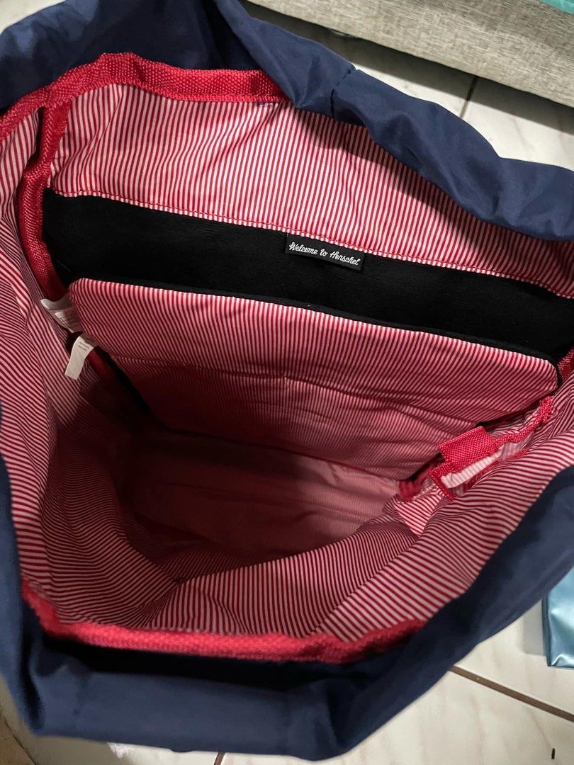 HERSCHEL Retreat Backpack 19.5 L (Category: Backpacks) located in Quezon City. Submitted by phenlene (Listing ID 1323059238, Image 3). Description: HERSCHEL Retreat Backpack 19.5 L • 100% ORIGINAL • 9.5/10 Condition, parang brand new pa, pwede sa maselan • No issues sa function and structure, WALANG punit or sira. • Padded and fleece lined 15”/16” laptop sleeve.