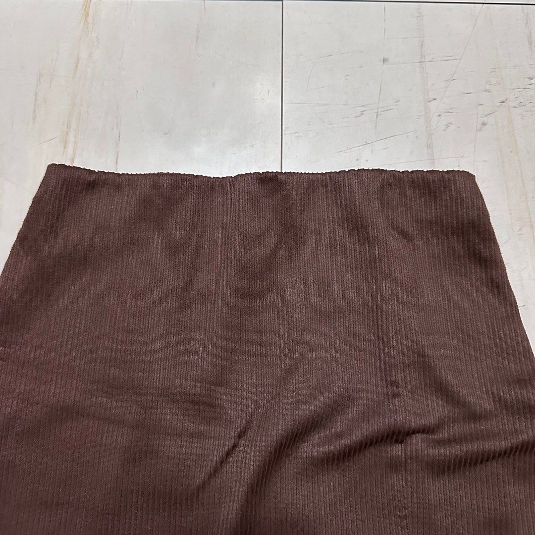 H&M Brown Ribbed Skirt (Category: Skirts) located in Manila. Submitted by catchim (Listing ID 1322978856, Image 1). Description: Preloved skirt 🤎 NO ISSUES. Good condition Banded waist + Slit Size XS on tag L: 15” W: 12” Note: measurements are done laid flat PM for more details!.