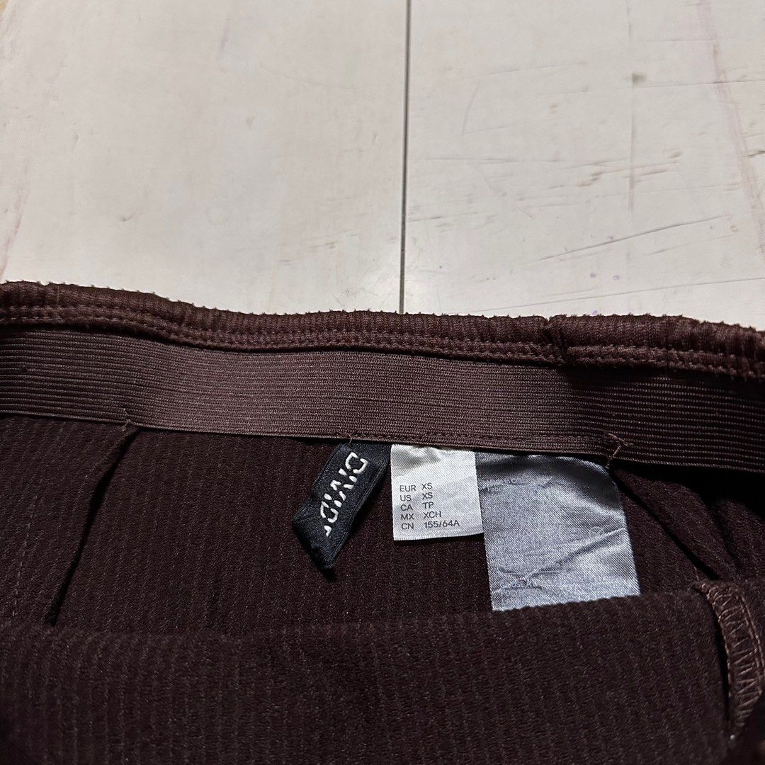 H&M Brown Ribbed Skirt (Category: Skirts) located in Manila. Submitted by catchim (Listing ID 1322978856, Image 3). Description: Preloved skirt 🤎 NO ISSUES. Good condition Banded waist + Slit Size XS on tag L: 15” W: 12” Note: measurements are done laid flat PM for more details!.