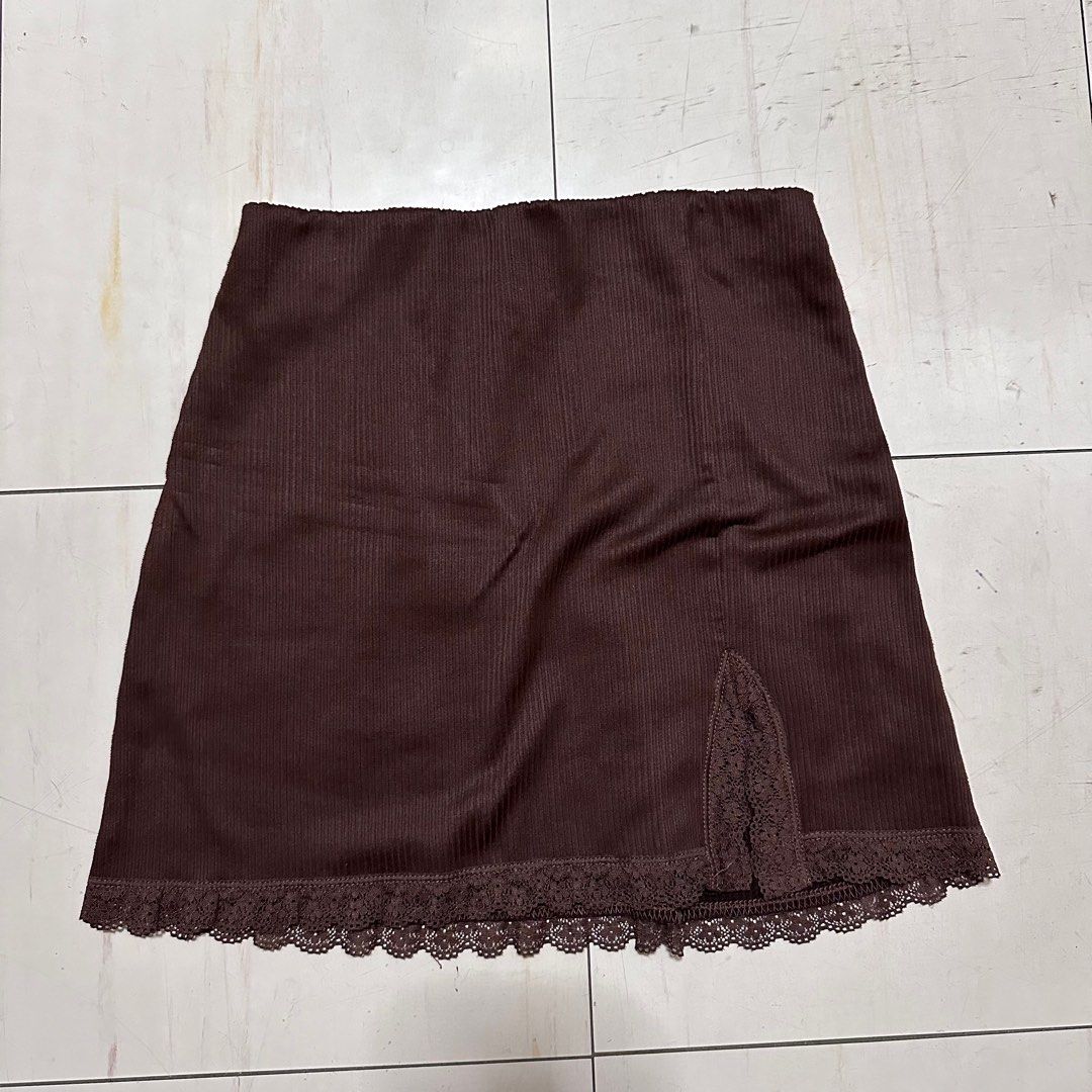H&M Brown Ribbed Skirt (Category: Skirts) located in Manila. Submitted by catchim (Listing ID 1322978856, Image 2). Description: Preloved skirt 🤎 NO ISSUES. Good condition Banded waist + Slit Size XS on tag L: 15” W: 12” Note: measurements are done laid flat PM for more details!.