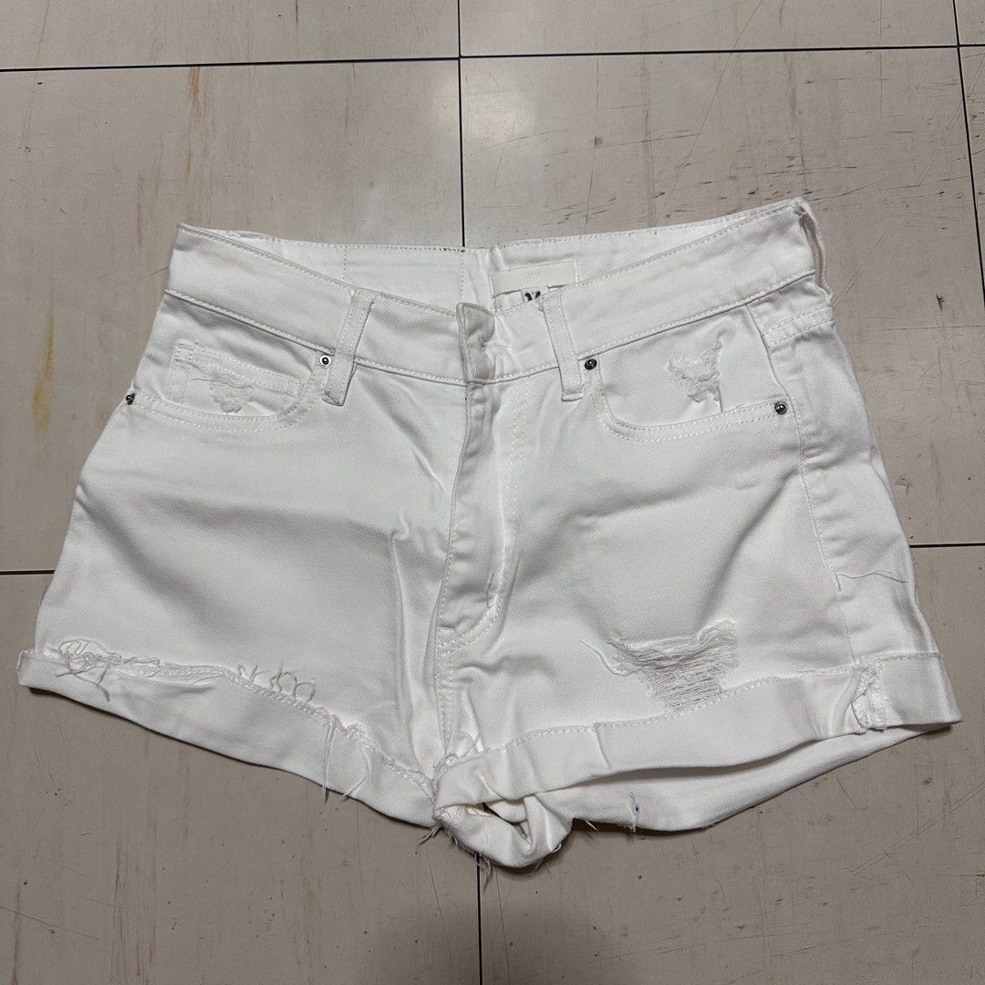 H&M White Denim Shorts (Category: Shorts) located in Manila. Submitted by catchim (Listing ID 1322980517, Image 2). Description: Preloved shorts 🤍 NO ISSUES. Good condition Size 36 on tag L: 11.5” W: 14” Note: measurements are done laid flat PM for more details!.