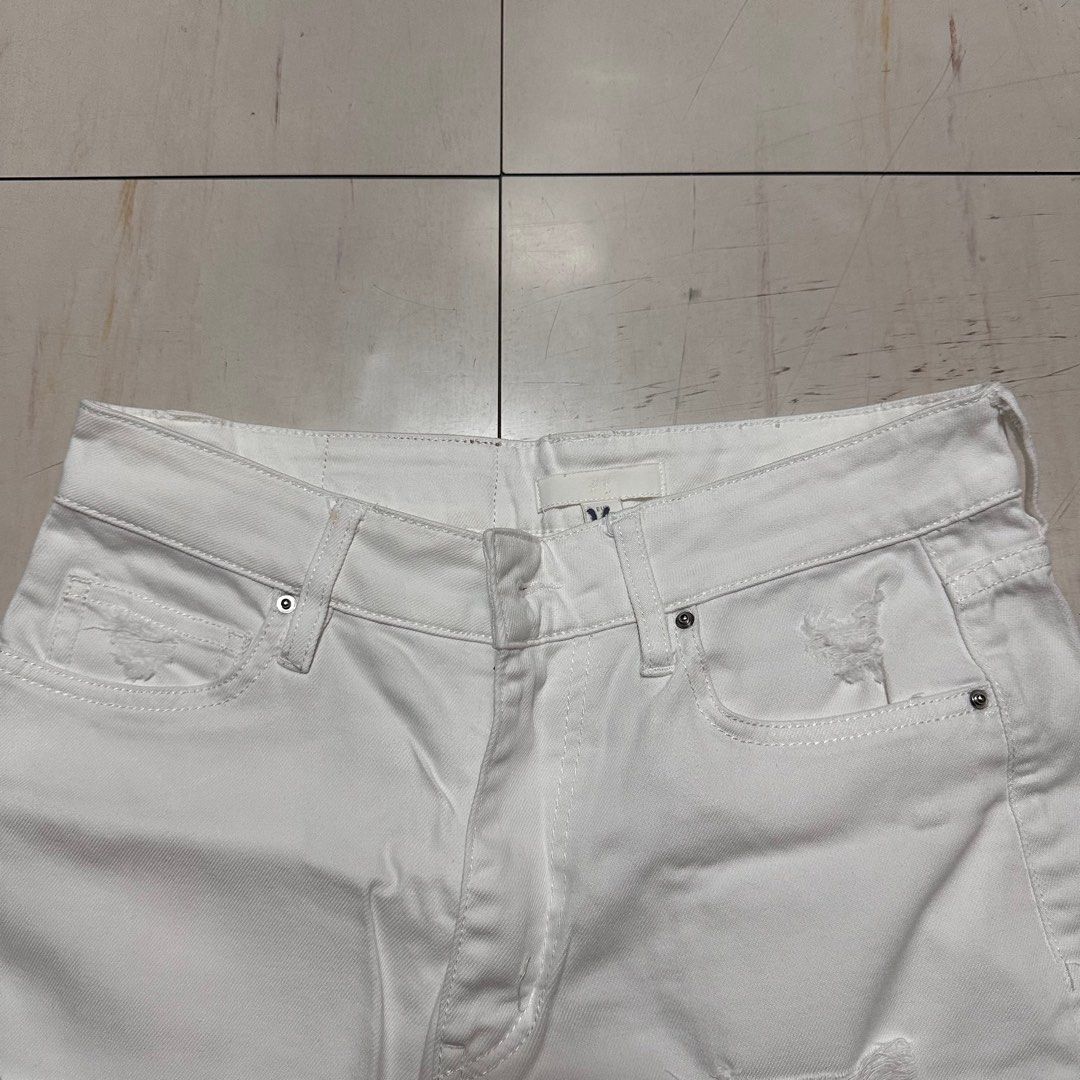 H&M White Denim Shorts (Category: Shorts) located in Manila. Submitted by catchim (Listing ID 1322980517, Image 1). Description: Preloved shorts 🤍 NO ISSUES. Good condition Size 36 on tag L: 11.5” W: 14” Note: measurements are done laid flat PM for more details!.