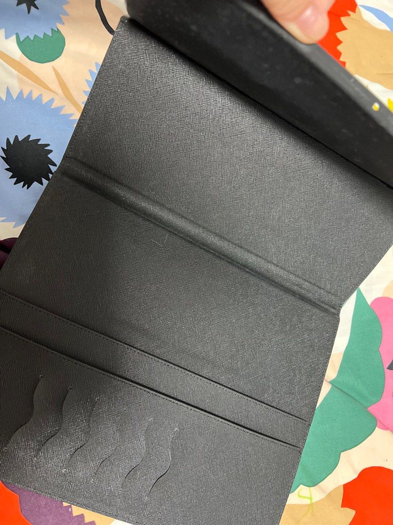 Ipad Case (Category: Others) located in Singapore. Submitted by flauntitcouture (Listing ID 1323030578, Image 3). Description: Not sure for which gadget. Decluterring.