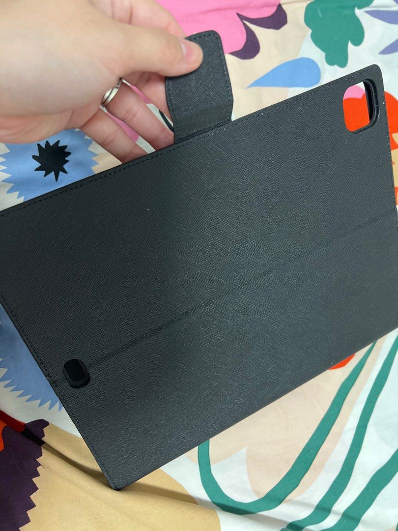 Ipad Case (Category: Others) located in Singapore. Submitted by flauntitcouture (Listing ID 1323030578, Image 1). Description: Not sure for which gadget. Decluterring.
