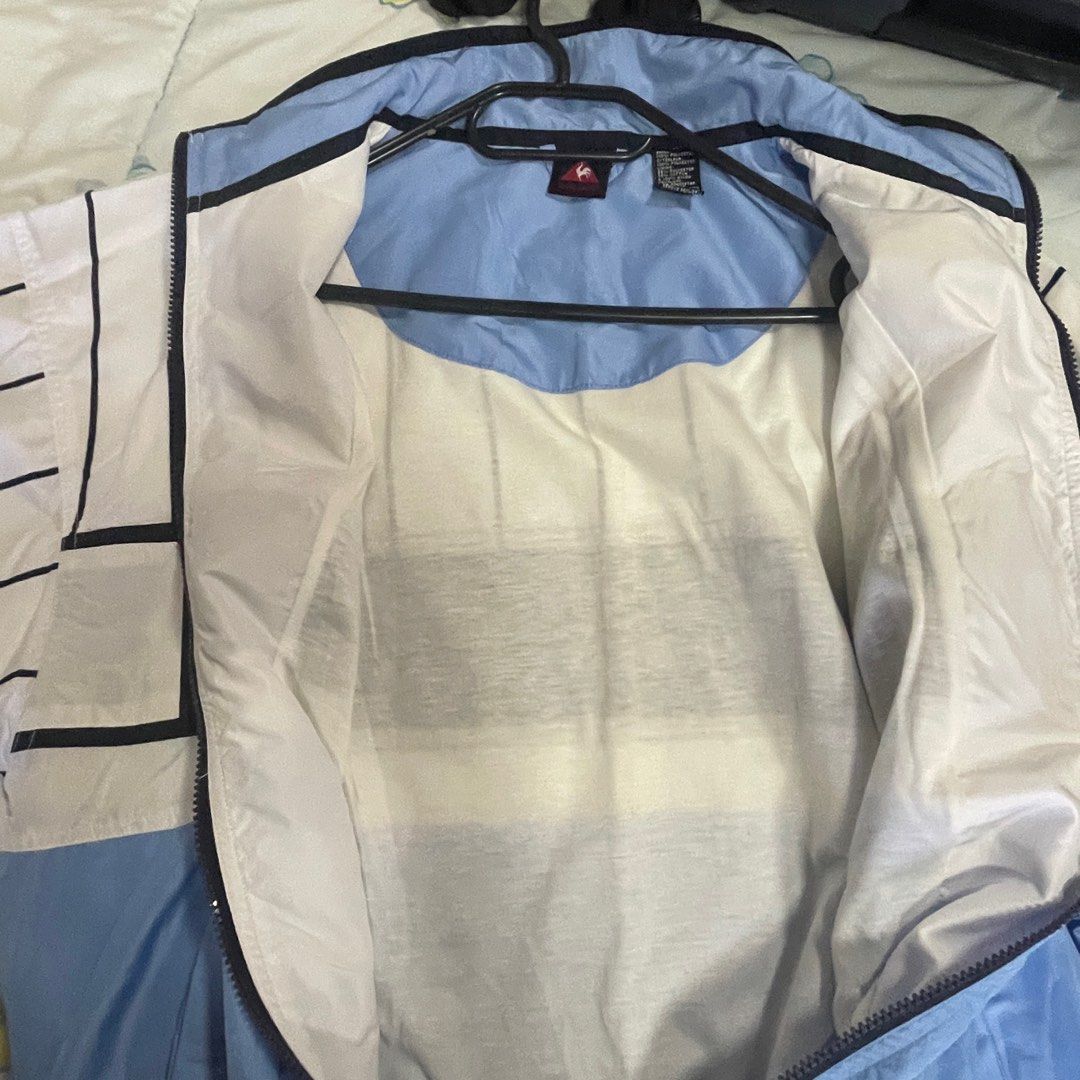 Jacket (Category: Activewear) located in Singapore. Submitted by skywatcher (Listing ID 1322907281, Image 3). Description: Good material, soft and light. Two side pockets. Zipper in front. .