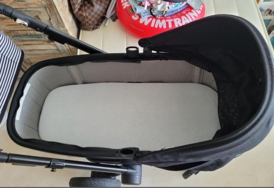 Joolz Hub bassinet newborn