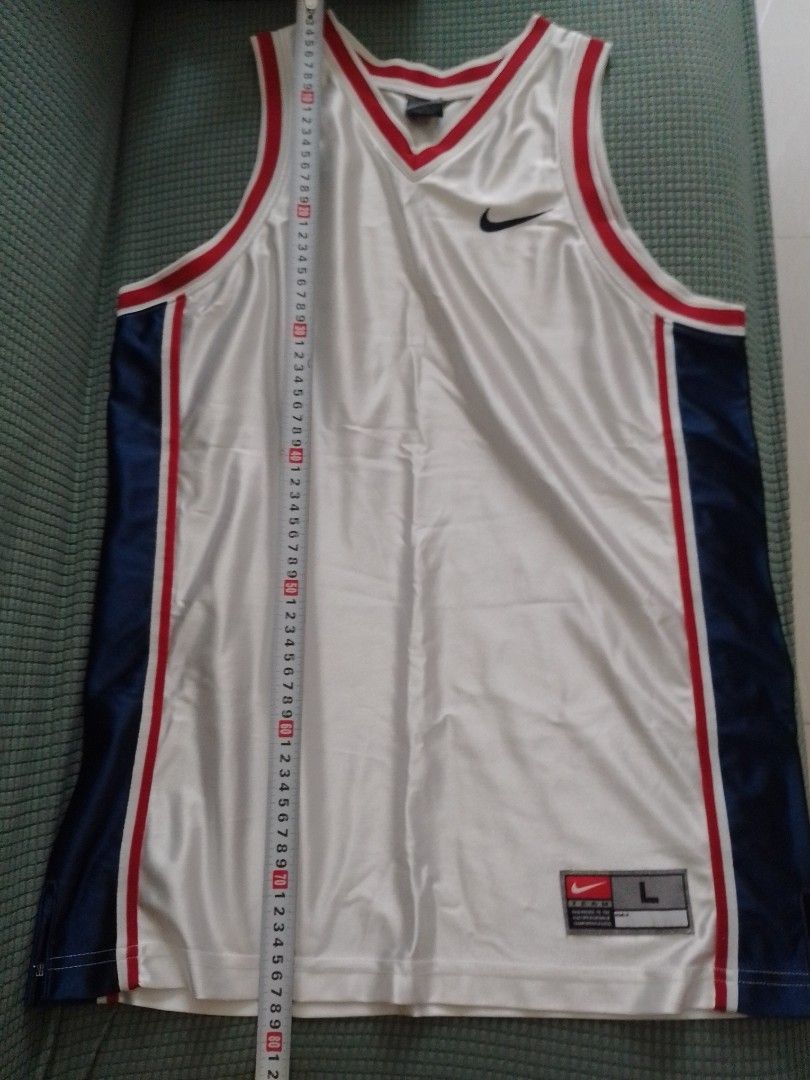 Nike 籃球背心 L size （分類：運動服裝）位於 Hong Kong。 由 et_1030 提交（商品編號 1322921995，圖片 5）。簡介： Nike 籃球背心 L size 年份： 約 2003年 程度： 超新淨（已唔啱著, 一直長放櫃內） size ： 如圖。