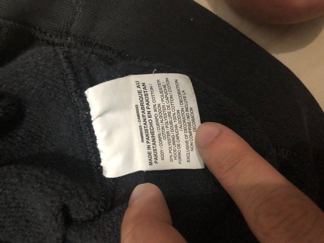 Nike Classic Hoodie (Category: Hoodies) located in San Mateo. Submitted by ry.z33 (Listing ID 1323074059, Image 3). Description: Width: 22 Length: 27 Cut size tag Issue: fading black color.