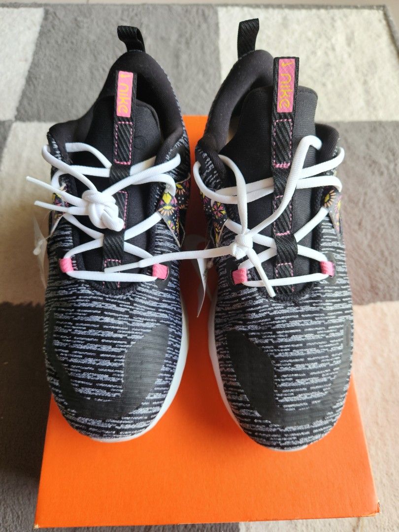 nike running renew arena trainers