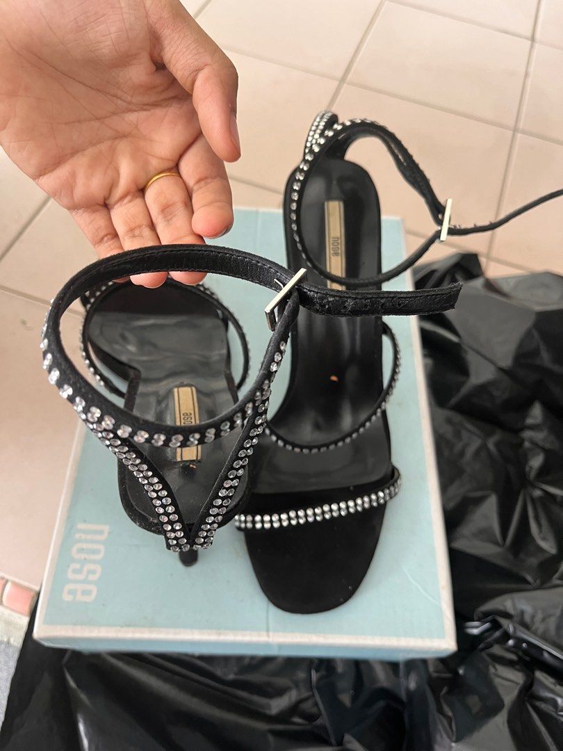 Nose black heels with silver studs