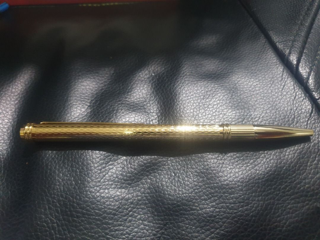 Omega Seamaster Speedmaster Broad PEN (Category: Luxury Watches) located in Manila. Submitted by jake.jake6 (Listing ID 1323059888, Image 2). Description: Omega Gold 23K plated Pen. Perfect match for your Speedmaster, Seamaster or Broad Arrow. Good for impt meetings. Low maintenance and sturdy vs fountain pen. Selling as not careful and always losing pens. With Box and nearly unused and collectible. Very Rare.