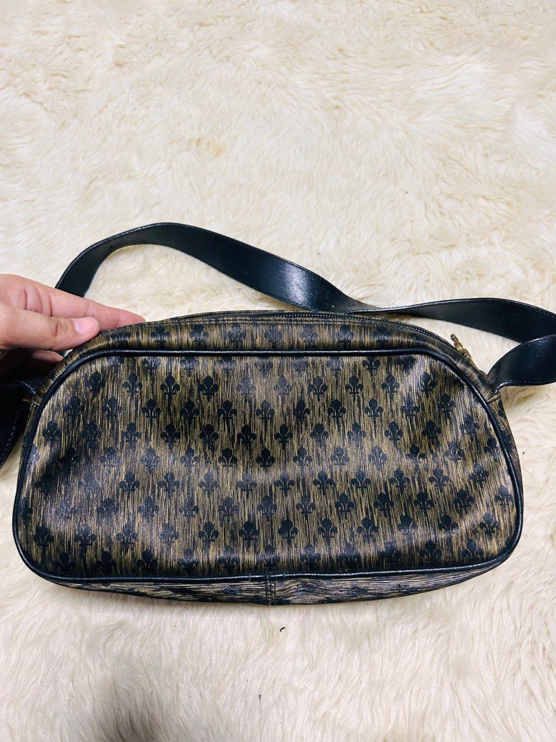 PATRICK COX (Category: Luxury Bags & Wallets) located in Santiago. Submitted by luxuryfindforlessph (Listing ID 1323005059, Image 2). Description: VINTAGE PATRICK COX UKAY SOURCE OPTI ZIP MADE IN ITALY .