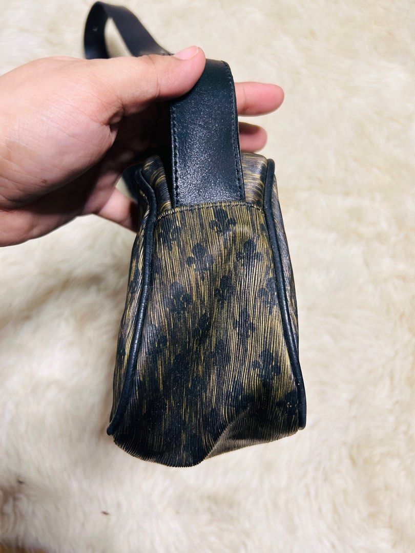 PATRICK COX (Category: Luxury Bags & Wallets) located in Santiago. Submitted by luxuryfindforlessph (Listing ID 1323005059, Image 3). Description: VINTAGE PATRICK COX UKAY SOURCE OPTI ZIP MADE IN ITALY .