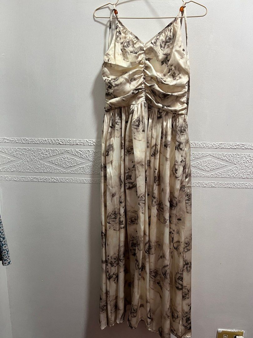 Pre-loved high quality silk dress (Category: Dresses) located in Bulacan. Submitted by sooob (Listing ID 1323005715, Image 2). Description: Size: Small Super high quality.