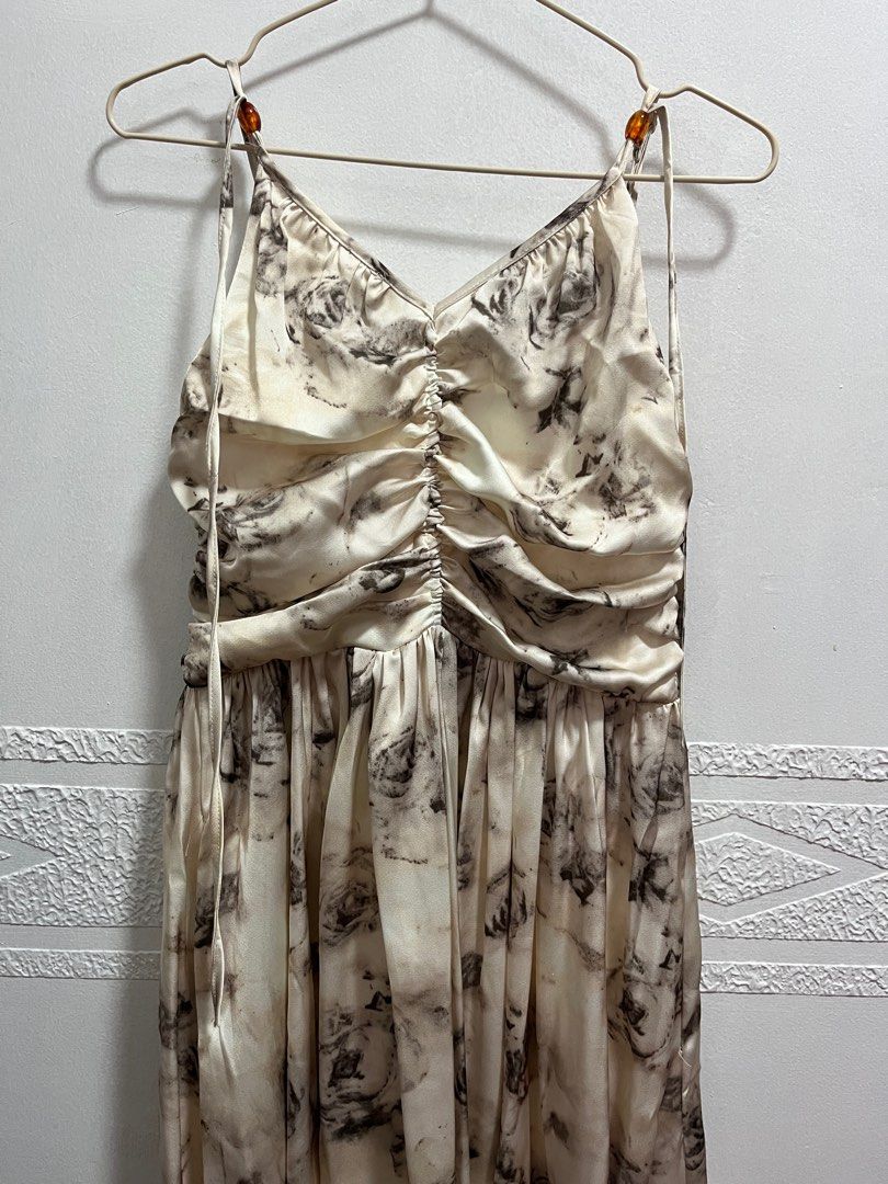 Pre-loved high quality silk dress (Category: Dresses) located in Bulacan. Submitted by sooob (Listing ID 1323005715, Image 1). Description: Size: Small Super high quality.