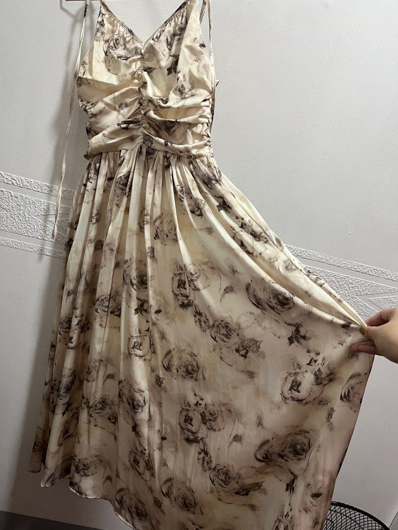 Pre-loved high quality silk dress (Category: Dresses) located in Bulacan. Submitted by sooob (Listing ID 1323005715, Image 3). Description: Size: Small Super high quality.