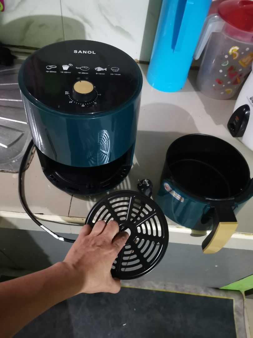 Sanol air fyer (Category: Fryers) located in Pasay City. Submitted by neilt13 (Listing ID 1323079857, Image 3). Description: Brand new.Never been used.Sinaksak lng saglit for testing.kita nman sa picture yung mismong heater coil bagong bago at no signs of usage.RFS-need funds.No warranty..
