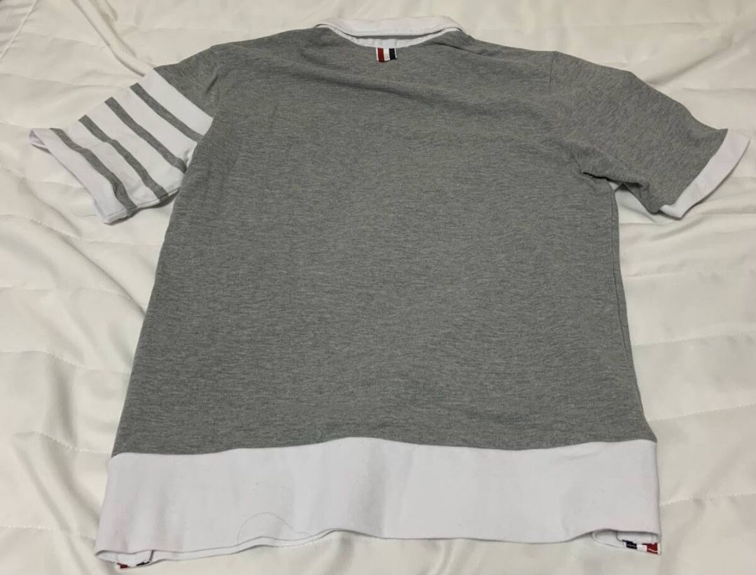 Thom Browne polo tee Tshirt signature stripe grey 1 japan （分類：T-shirt、恤衫、有領衫）位於 Hong Kong。 由 losermattmcdonell 提交（商品編號 1323062365，圖片 2）。簡介： Length: 64cm (from collar) Shoulder width: 42cm Body width: 46cm Sleeve length: 24.5cm。