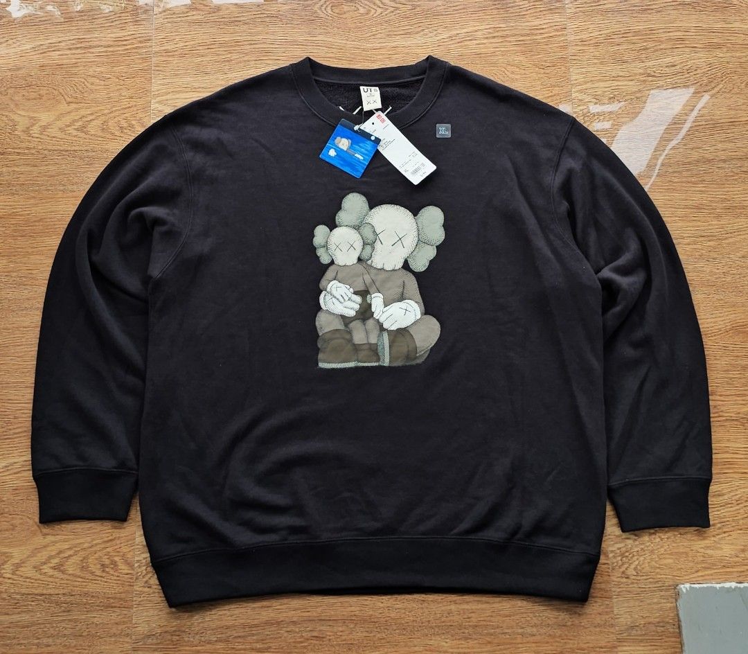 Sweater uniqlo x kaws store