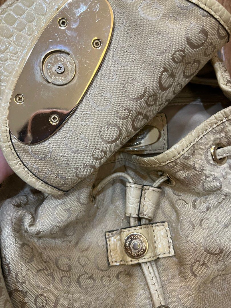 Vintage metal buckle Guess backpack (Category: Backpacks) located in Quezon City. Submitted by soymilq (Listing ID 1322989597, Image 2). Description: Broken magnet closure MOP: Gcash, GoTyme MOD: J&T / Grab Delivery / Lalamove ( buyer will shoulder shipping fee ).