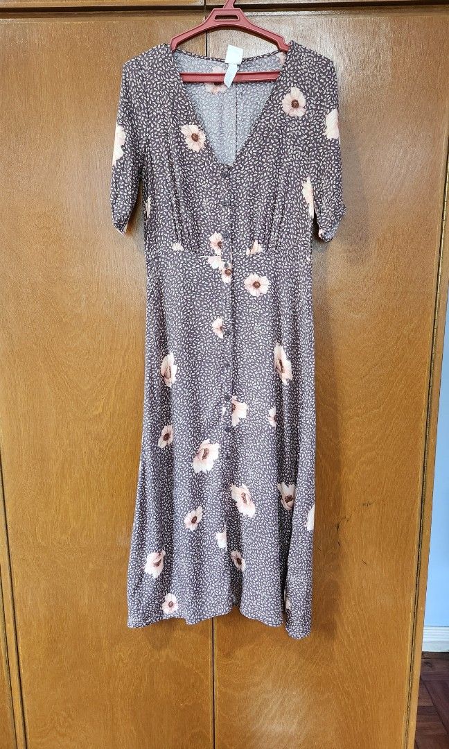 Weekend Floral Dress (Category: Dresses) located in Marikina City. Submitted by MSS_32 (Listing ID 1323081547, Image 1). Description: *HnM brand size Eur 32/UK 4 *Cotton floral dress in choco brown and baby pink combination *with ruching design on sleeves as seen on photo *Bust up to 34"/Armhole up to 16"/ Sleeve cuff up to 9"/ Waist up to 28"/Hips up to 34"/Length 46" *MOP: Gcash/BPI *SF c/o buyer.