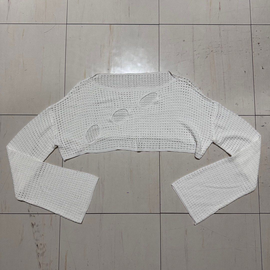 White Knitted Flared Longsleeves Croptop (Category: Longsleeves) located in Manila. Submitted by catchim (Listing ID 1322977828, Image 2). Description: Preloved top 🤍 NO ISSUES. Good condition Free Size L: 10” W: 20” Note: measurements are done laid flat PM for more details!.