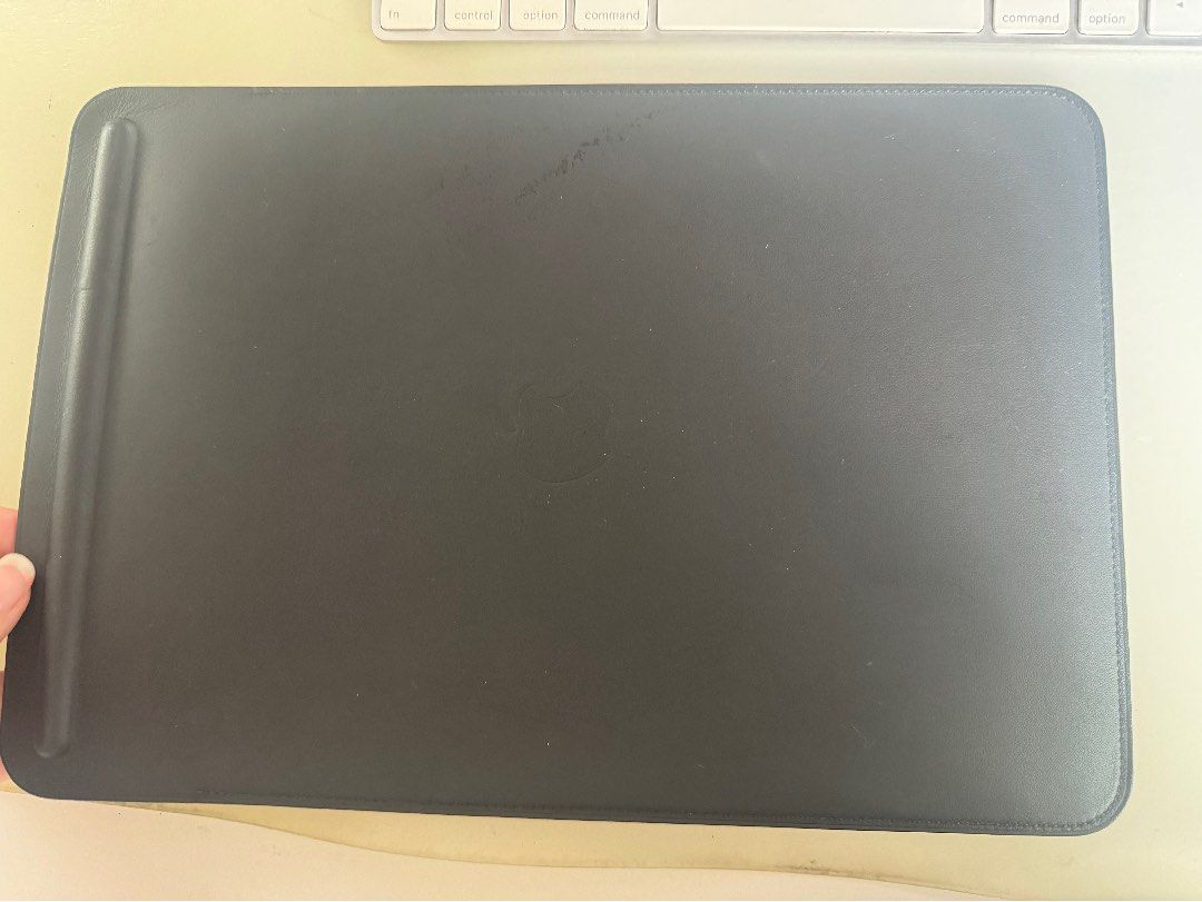 APPLE Ipad sleeve (Category: Laptop Bags & Sleeves) located in Quezon City. Submitted by AnjRawa (Listing ID 1318089582, Image 2). Description: .