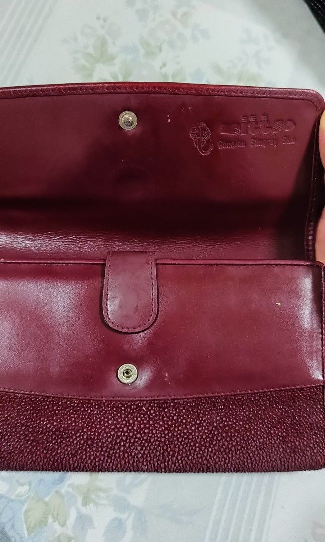 Authentic Stingray Wallet (Category: Luxury Bags & Wallets) located in Romblon. Submitted by migustyles (Listing ID 1318201601, Image 3). Description: Authentic Stingray Wallet in good condition maroon.