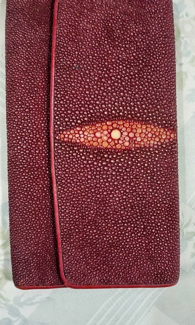 Authentic Stingray Wallet (Category: Luxury Bags & Wallets) located in Romblon. Submitted by migustyles (Listing ID 1318201601, Image 1). Description: Authentic Stingray Wallet in good condition maroon.